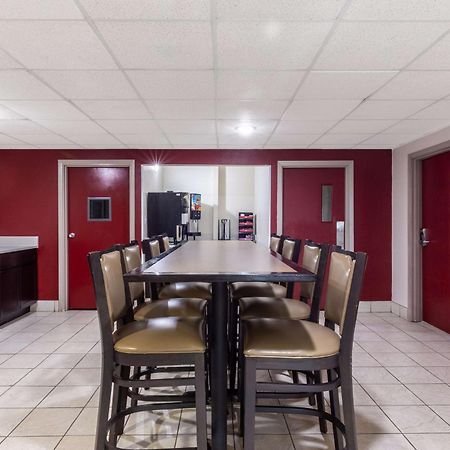 Red Lion Inn & Suites Pontoon Beach Екстериор снимка