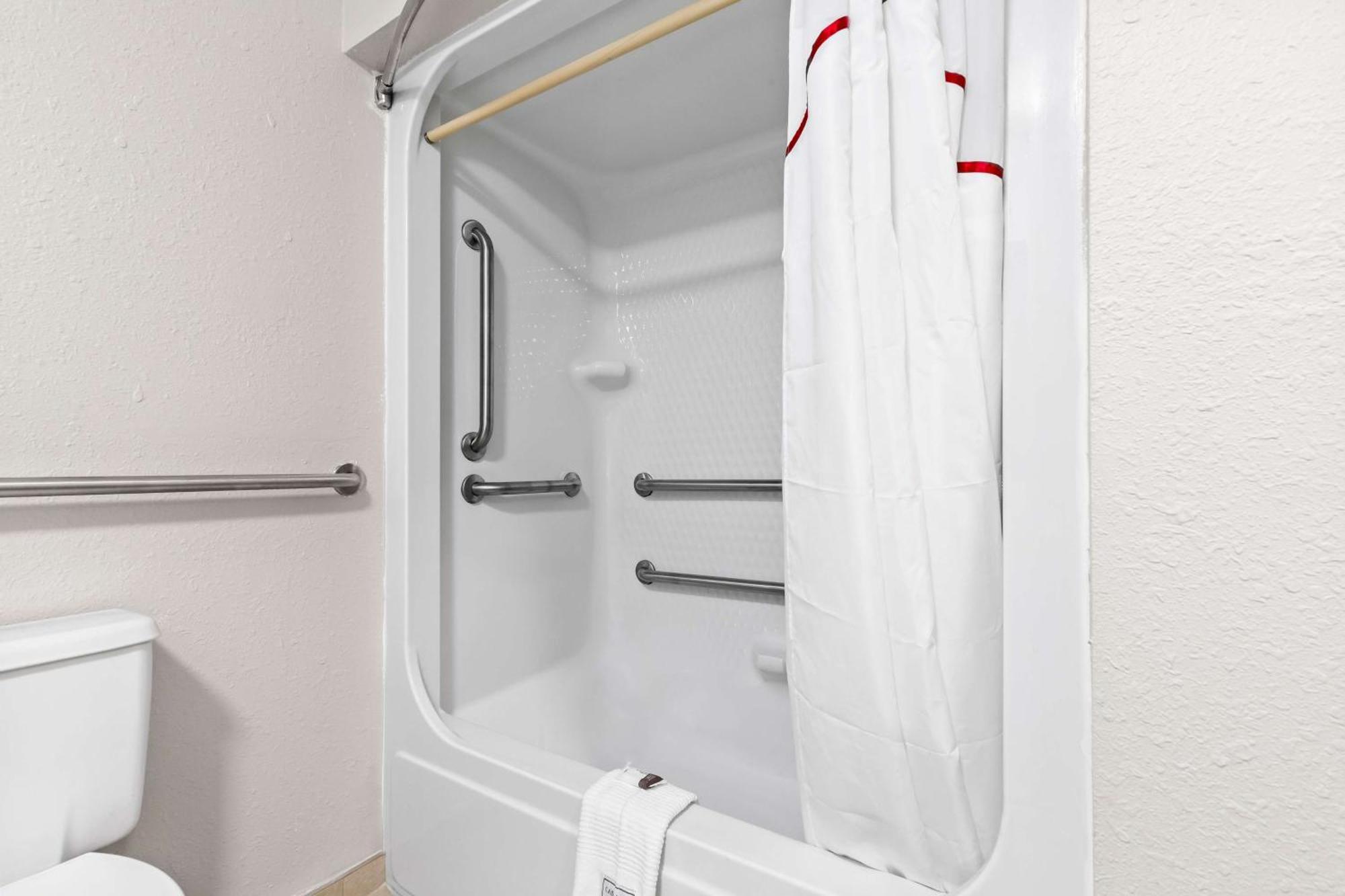 Red Lion Inn & Suites Pontoon Beach Екстериор снимка