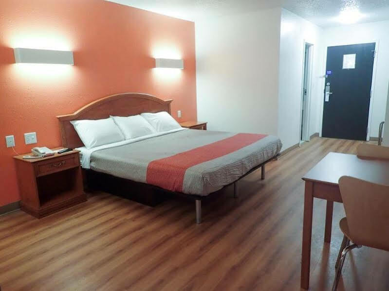Red Lion Inn & Suites Pontoon Beach Екстериор снимка